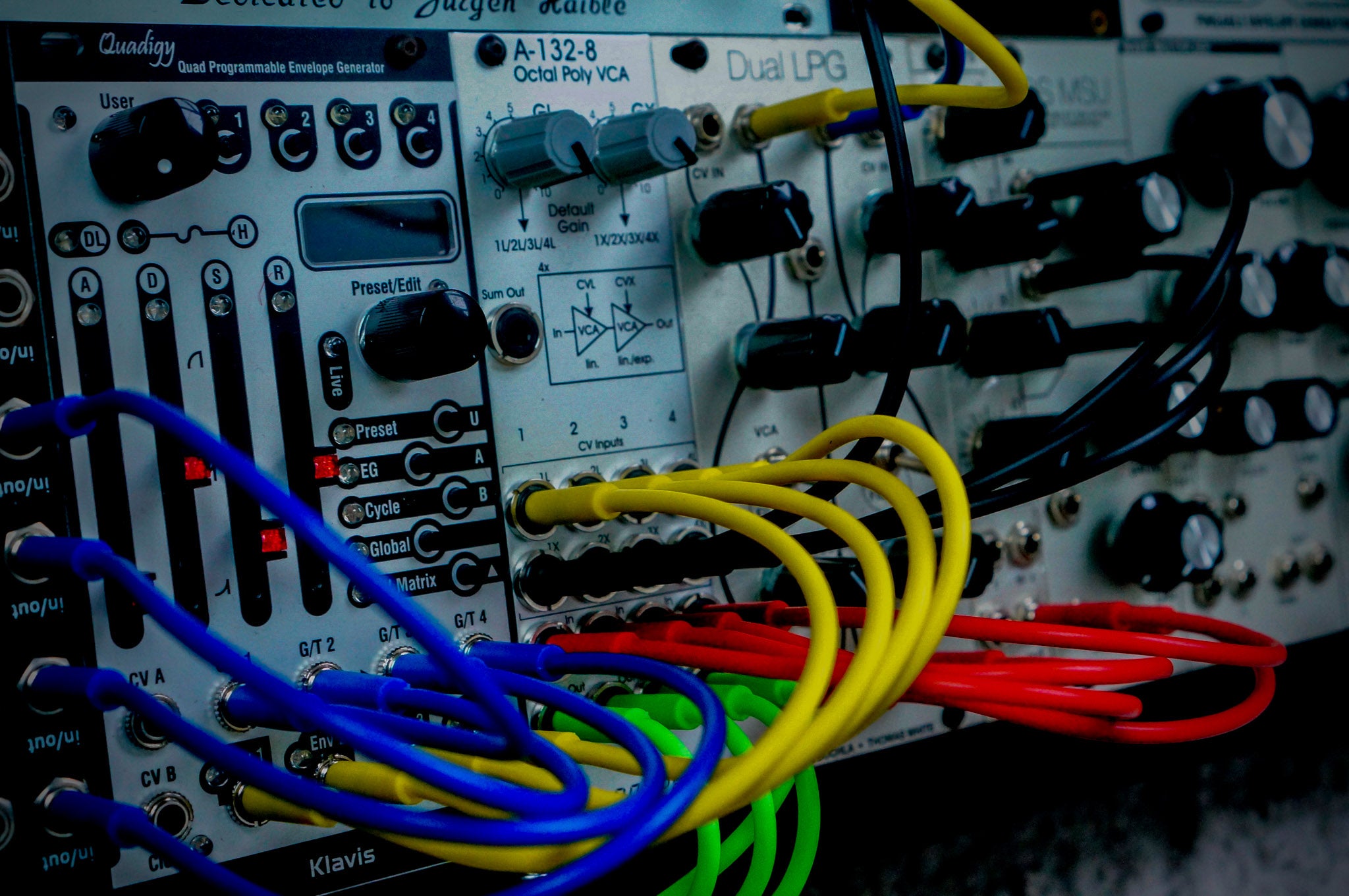 Sistema Eurorack modular con módulos y cables patch