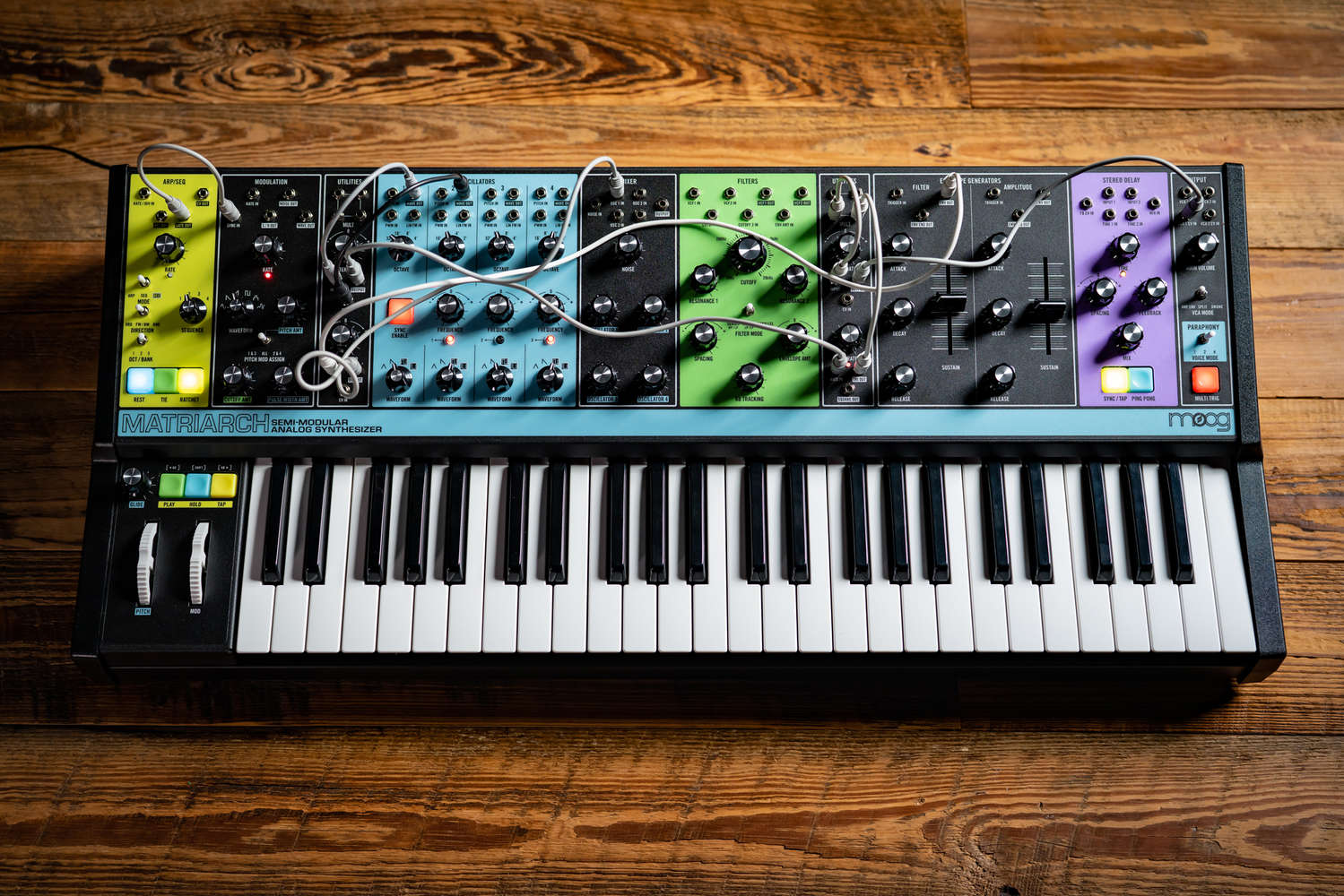 Sintetizador semimodular junto a un sistema Eurorack modular